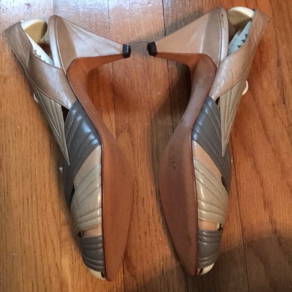 Gorgeous taupe leather sling backs made in Italy. Never worn! Size 40 1/2 size 9 - Picture 4 of 6